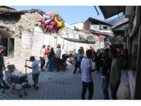 Enkaz çarşısında umut veren bayram alışverişi