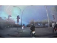 Elektrik direğine yıldırım düşmesiyle yaşanan patlama kamerada