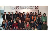 26 kaçak göçmeni tıka basa minibüse dolduran 2 organizatör tutuklandı