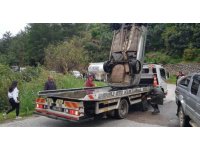 Alanya’da şarampole yuvarlanan araç hurdaya döndü