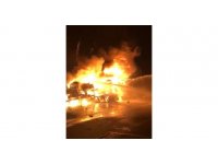 Otoyolda devrilen akaryakıt yüklü tanker alev alev yandı