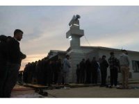 Depremzede vatandaşlar konteyner camide bayram namazlarını kıldılar