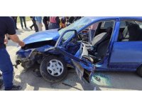 İki otomobil ve motosiklet çarpıştı: 10 kişi yaralandı