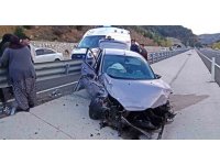 Kontrolden çıkan otomobil refüjdeki bariyerlere çarptı: 2 yaralı