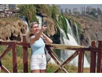 Antalya’nın yasak dinletmeyen cazibesi Düden Şelalesi, tatilci akınına uğradı