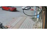 Otomobille çarpışan motosiklet sürücüsünün uçtuğu anlar kamerada