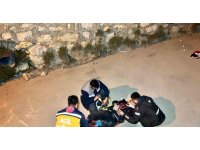 Burdur’da virajı alamayan motosikletli dereye uçarak yaralandı