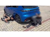 Otomobilin tamponunda ve alt muhafaza korumasında 2 kilo 200 gram esrar çıktı