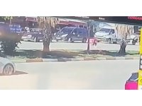 Motosikletin çocuğa çarpma anı güvenlik kamerasında