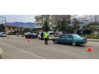 Kozan’da uyuşturucu satmak ve dolandırıcılık suçundan aranan iki kişi yakalandı