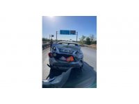 Bariyerlere çarpan otomobilin sürücüsü yaralandı