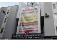 Alanya Belediyesi’nin borç bakiyesi afişine MHP’den alacak kalemli afişle cevap