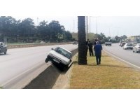 Otomobile çarptı tahliye kanalına devrildi