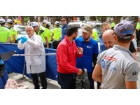 Otomobilin çarptığı genç metrelerce havaya uçtu