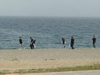 Gençlerden örnek davranış, sahilde bırakılan çöpleri topladılar
