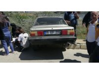 Ehliyetsiz sürücü ortalığı karıştırdı: Kendi aracı kaldırıma çarptı, 2 araç birbirine girdi