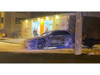 Alev topuna dönen otomobil kullanılmaz hale geldi