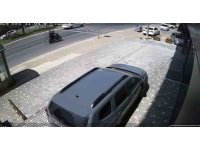 Yaya geçidinde hızla çarptığı yaşlı adamı metrelerce savurdu