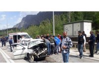 Antalya- Isparta karayolunda 2 araç birbirine girdi: 1 ölü, 7 yaralı