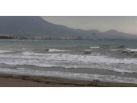 Alanya sahilinde şiddetli rüzgar denizde dalgalar oluşturdu