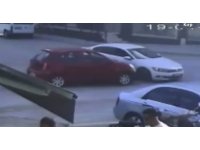 Kavşağa kontrolsüz giren otomobiller çarpıştı, kaza anı kamerada