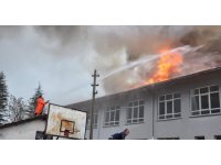 Lisenin çatı katında çıkan yangın ekipler tarafından söndürüldü