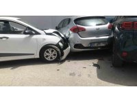 Park etmek isterken kontrolden çıkan otomobil, otomobillere çarparak durdu