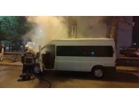 Park halindeyken yanan minibüs kullanılamaz hale geldi