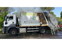 Atık toplama kamyoneti alev aldı