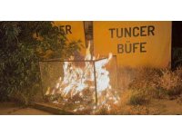 Geri dönüşüm konteynerinde çıkan ve iş yerine sıçrayan yangın, bekçilerin dikkati sayesinde önlendi