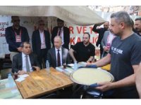 ‘Şimdiden hayırlı olsun şampiyonluğunuz’ diyen künefe ustası, Galatasaray Başkanı Dursun Özbek’i gülümsetti