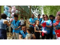 Parkta bayram kutlayan çocukları Türk Bayrakları ve pamuk şekerleriyle karşıladılar