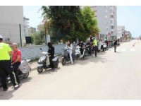 Öğrenciler sürücülere ücretsiz kask dağıttı