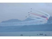 Türk Yıldızları’nın nefes kesen gösterisi on binlerce vatandaşı sahillere doldurdu