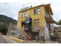 Alanya’da duvara asılı cezalı otomobile teklif yağıyor