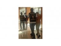 Kendilerini polis ve savcı olarak tanıttıkları kişinin 3 milyon 500 bin TL değerindeki ziynet eşyalarını almaya çalıştılar