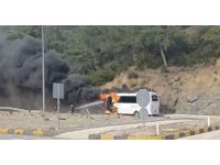 Otel çalışanlarını taşıyan servis midibüsü seyir halinde alev aldı