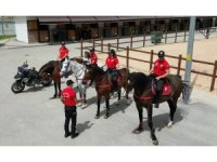 Adana’da engelli çocuklar polis araçlarına ve ata bindi