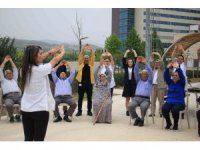 65 yaş üstü hastalar hastane bahçesinde egzersiz yaptı