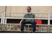 Elinde benzin bidonu ile üst geçide çıkıp annesine ve polislere zor anlar yaşattı