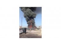 Deponun bahçesindeki plastik kasalar yandı, siyah dumanlar gökyüzünü kapladı