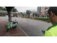 Otomobile çarpmamak için frene basıp devrilen motosikletin sürücüsü yaralandı