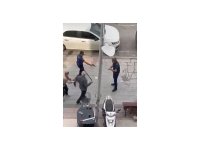 Bıçaklı saldırganı polis etkisiz hale getirdi, o anlar kamerada