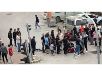 Yaralının yardımına koştular kaçan otomobilin altında kalmaktan saniyelerle kurtuldular