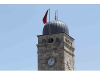 Antalya’da Saat Kulesi’ne dikilen bayrağa yapılan itiraza Vali Şahin son noktayı koydu