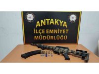 Şüphe üzerine durdurulan şahsın üzerinde ve aracında silah ele geçirildi