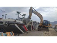 Alanya sahilindeki barakalar yıkıldı