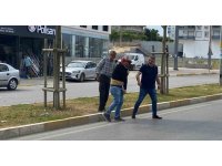 Motosiklet sürücüsü kaskı sayesinde kazayı ucuz atlattı, çarpan sürücü kaçtı