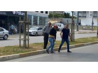 (Düzeltme) Motosiklet sürücüsü kaskı sayesinde kazayı ucuz atlattı