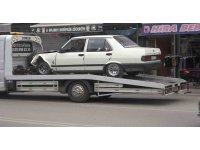 Adana’da otomobil dükkana girdi: 2 yaralı